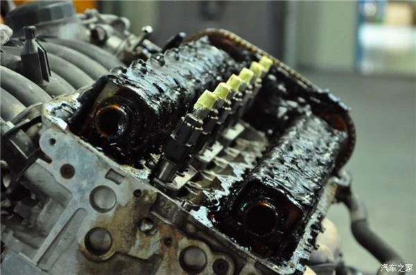 看哭了！宝马7系常年不换机油 真惨