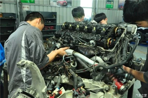 看哭了！宝马7系常年不换机油 真惨