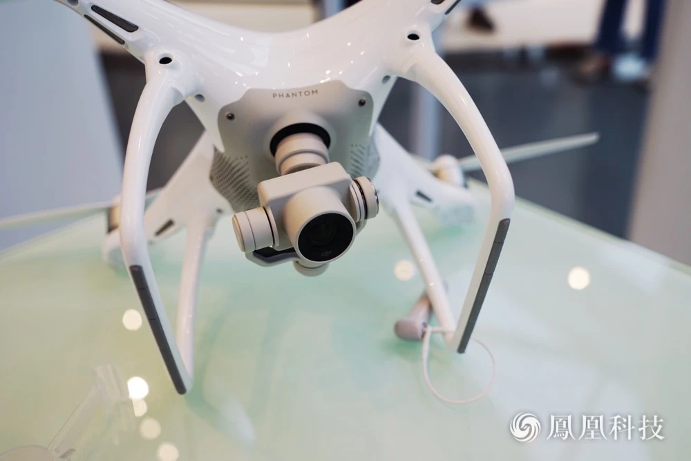 大疆精灵4无人机发布：续航提升 售8999元