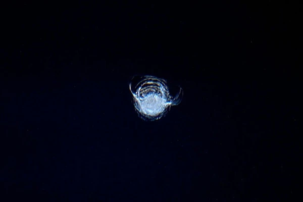 ESA:毫米级碎片给国际空间站的玻璃窗砸了个坑