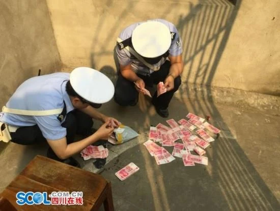 天上真的掉钱了 居然没人认领