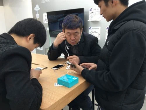 华为圈铁耳机线下门店遭哄抢？