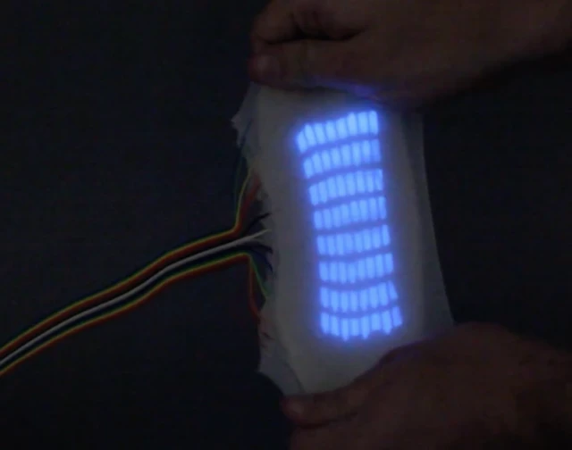 可拉伸会发光的软体机器人