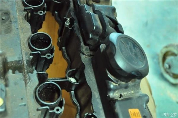 看哭了！宝马7系常年不换机油 真惨